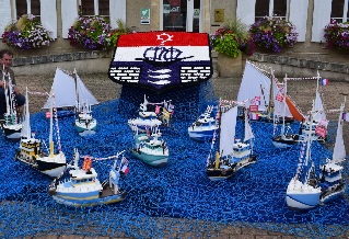 Maquettes de bateaux de pche devant la mairie