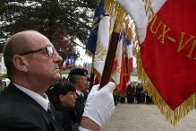 Les drapeaux des Anciens Combattants sont portés avec ferveur