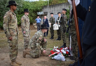 Dpt de gerbe par les soldats de la 1re Division Blinde