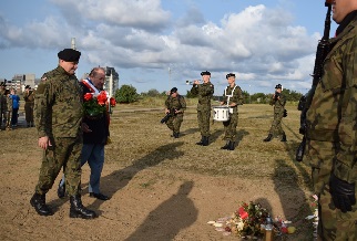 Dépôt de gerbe par le Général Czosnek et le maire Jean-Pierre Lachèvre à Juno beach Dépôt de gerbe par le Général Czosnek et le maire Jean-Pierre Lachèvre à Juno beach