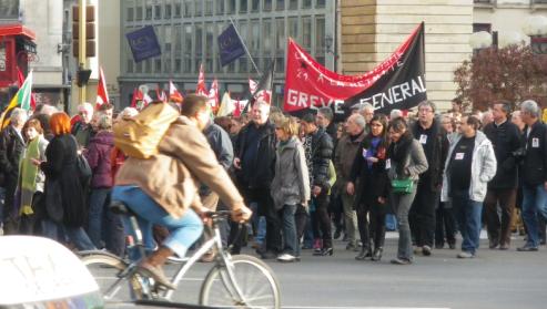 Banderole du syndicat CNT Dijon, "grve gnrale"  la manifestation de Dijon contre la rforme des retraites