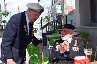 Deux Vtrans anglais heureux de se retrouver  Arromanches