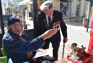 Cyril Banks (à droite) a déminé un chenal dans la nuit du 5 au 6 juin 44, pour le passage des bateaux le 6 juin au matin Cyril Banks (à droite) a déminé un chenal dans la nuit du 5 au 6 juin 44, pour le passage des bateaux le 6 juin au matin