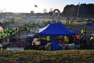En fin daprès-midi, le nombre de gilets jaunes augmente En fin daprès-midi, le nombre de gilets jaunes augmente