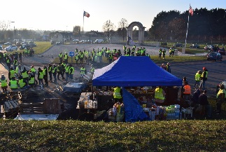 En fin d’aprs-midi, le nombre de gilets jaunes augmente