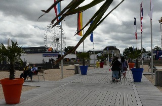 De nombreuses animations ont lieu esplanade Lofi près de la mer De nombreuses animations ont lieu esplanade Lofi près de la mer