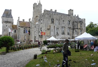 Le château de Creully sert décrin aux expositions des peintres Le château de Creully sert décrin aux expositions des peintres