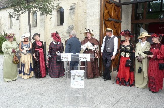 Une noce en costume dépoque avec repas près de la plage Une noce en costume dépoque avec repas près de la plage