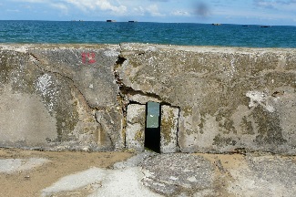 Même réparée, la digue présente des fissures Même réparée, la digue présente des fissures