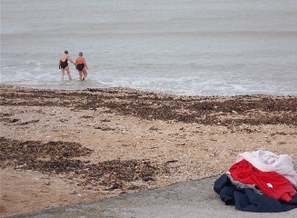 Les quelques degrs de l’eau n’arrtent pas ces baigneuses hardies