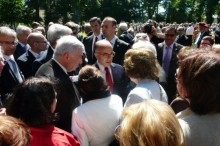 Bain de foule pour Bernard Cazeneuve après la cérémonie
