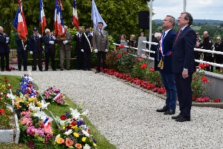 Dpt de gerbe par Philippe Bas, Snateur, et Michel de Beaucoudray, maire