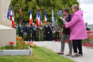 Dpt de gerbes par les Anciens Combattants et les familles