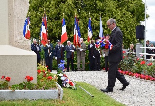 Dpt de gerbes par les familles des fusiliers