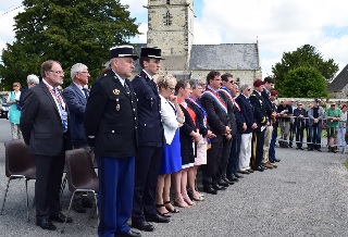 Elus et autorits militaires pendant l’allocution du maire