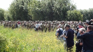 La marche des reconstituteurs prend le chemin des marais de Carentan La marche des reconstituteurs prend le chemin des marais de Carentan