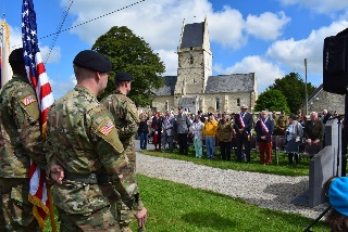 Public et militaires se côtoient pendant la cérémonie Public et militaires se côtoient pendant la cérémonie