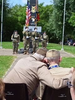 La chaleur est trop forte pour ce Vétéran aidé par son compatriote La chaleur est trop forte pour ce Vétéran aidé par son compatriote
