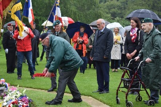 Les Anglais déposent une couronne de poppies Les Anglais déposent une couronne de poppies