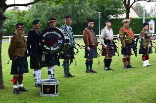 The Mac Bore Stone pipe band avec (au centre), le fils du piper Bill Millin