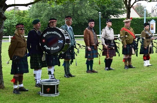 The Mac Bore Stone pipe band avec (au centre), le fils du piper Bill Millin The Mac Bore Stone pipe band avec (au centre), le fils du piper Bill Millin