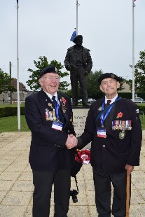Les hommes de Monty heureux de se retrouver devant la statue de leur chef ; Bill Witaker et le Major Ted Hunt des Royal Engineers