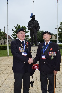 Les hommes de Monty heureux de se retrouver devant la statue de leur chef ; Bill Witaker et le Major Ted Hunt des Royal Engineers Les hommes de Monty heureux de se retrouver devant la statue de leur chef ; Bill Witaker et le Major Ted Hunt des Royal Engineers