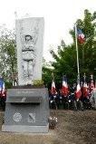 Les porte-drapeaux ont pris place derrière le mémorial du 507ème PIR