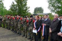 Un détachement de lArmée française, Ginette Dangé, maire dAmfreville, Philippe Gosselin, Député et Marc Lefèvre, vice-président du Conseil Général