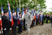 Le colonel Nicholson salue les porte-drapeaux français