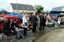 Valérie Blandin, maire, Jean-Pierre Lefèvre, président du Musée Airborne, le Brigadier-Général Cavoli, et à gauche, David Curtis, vétéran US