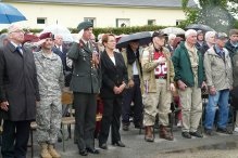 Les Vétérans et les militaires observent une minute de silence