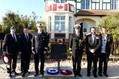 Tous les ans, les militaires fran�ais et canadiens honorent les Alli�s