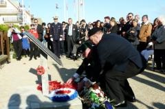 Maurice Robince, Ambassadeur de Belgique, d�pose une gerbe au nom du R�giment de la Chaudi�re