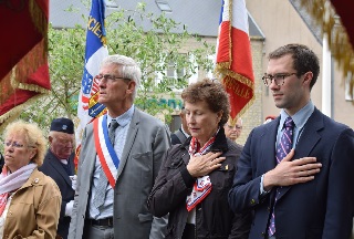 Pendant les hymnes nationaux Pendant les hymnes nationaux