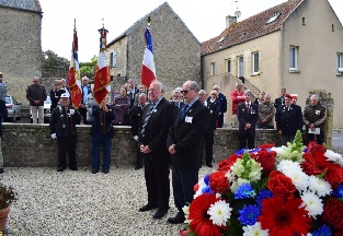 Deux gerbes ont t dposes en souvenir des disparus aux combats