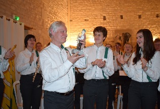 Le musicien le plus ancien de lorchestre reçoit une statuette Le musicien le plus ancien de lorchestre reçoit une statuette