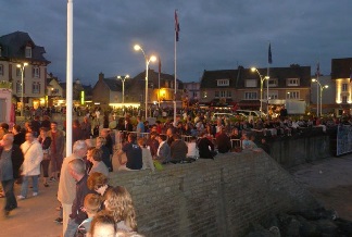 La foule a envahi les quais dArromanches