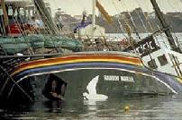 Le Rainbow Warrior de Greenpeace coul le 10 juillet 1985 dans le port d'Auckland, en Nouvelle-Zlande, 1 photographe tu par la DGSE.