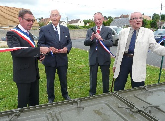 De gauche  droite : Philippe Onillon, maire, Amiral Brac de la Perrire, Jean-Pierre Dupont et Michel Rivoire. Ces trois dernires personnes sont dcdes.