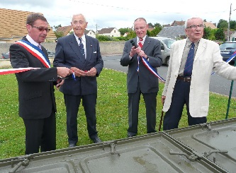 Jean-Pierre Dupont est décédé De gauche à droite : Philippe Onillon, maire, Amiral Brac de la Perrière, Jean-Pierre Dupont et Michel Rivoire. Ces trois dernières personnes sont décédées.