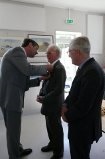 La distinction est remise par le Conseiller Général du canton de Ryes, Philippe de Bourgoin