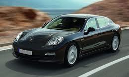 Porsche Panamera S conduite par Dominique Strauss-Kahn, accompagne par Anne Sinclair.