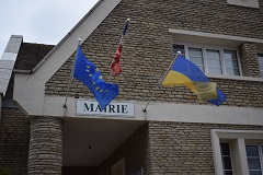 En soutien au peuple ukrainien Au fronton de la mairie de Ver sur Mer
