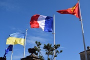 Sur le porche de la mairie de Courseulles