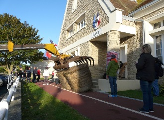 Des balles de foin ont t dposes devant la porte de la cantine