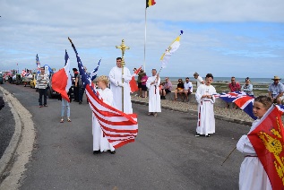 La procession arrive  la mer