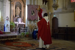 Le Pre Kawan porte la Croix jusqu’ l’autel