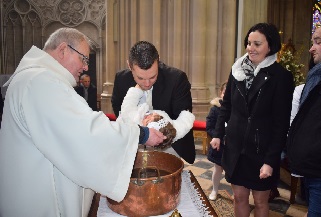 Calie reçoit leau du baptème Calie reçoit leau du baptème