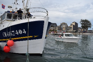 L’trave des chalutiers est en bois pour les pcheurs normands et en mtal pour les chaluts anglais